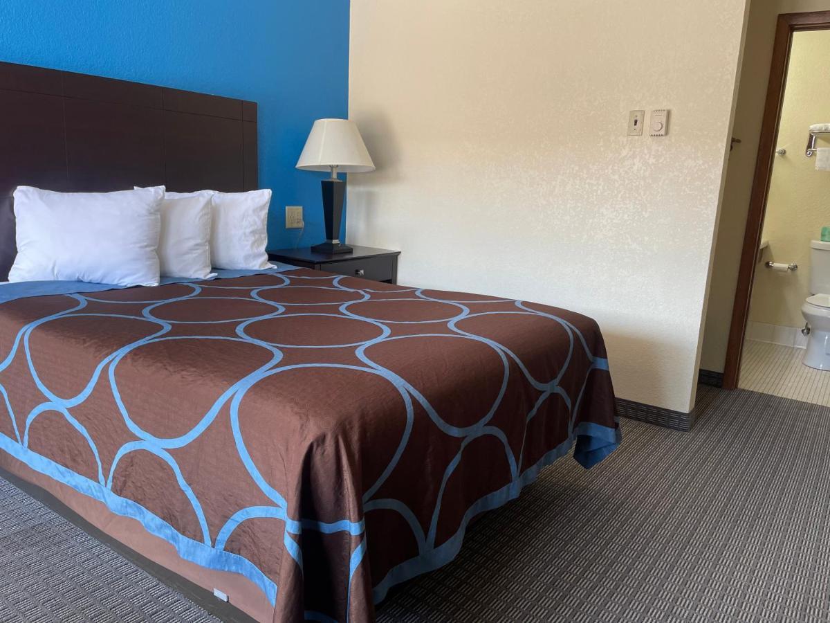 Amerivu Inn & Suites Eau Claire Bagian luar foto